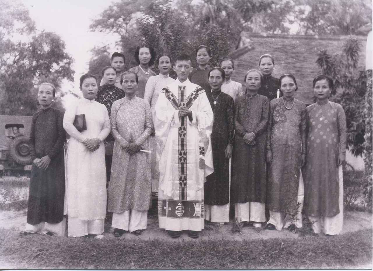 Newly-ordained-priest-with-Catholic-Womens-League.jpg